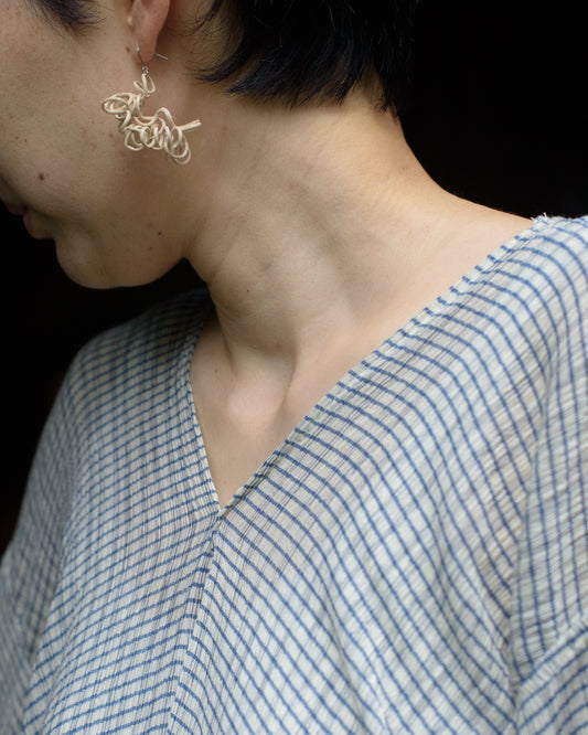 うねるピアス